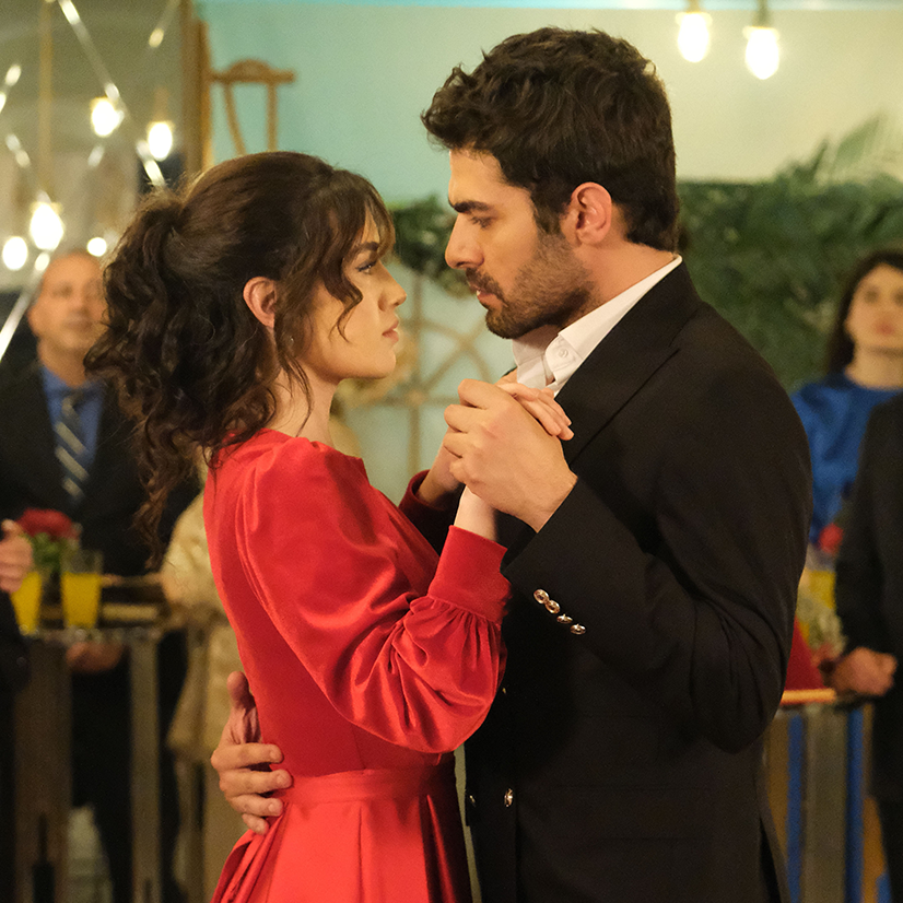 Serialul Pe aripile iubirii (Rüzgarli Tepe) e disponibil online în AntenaPLAY!