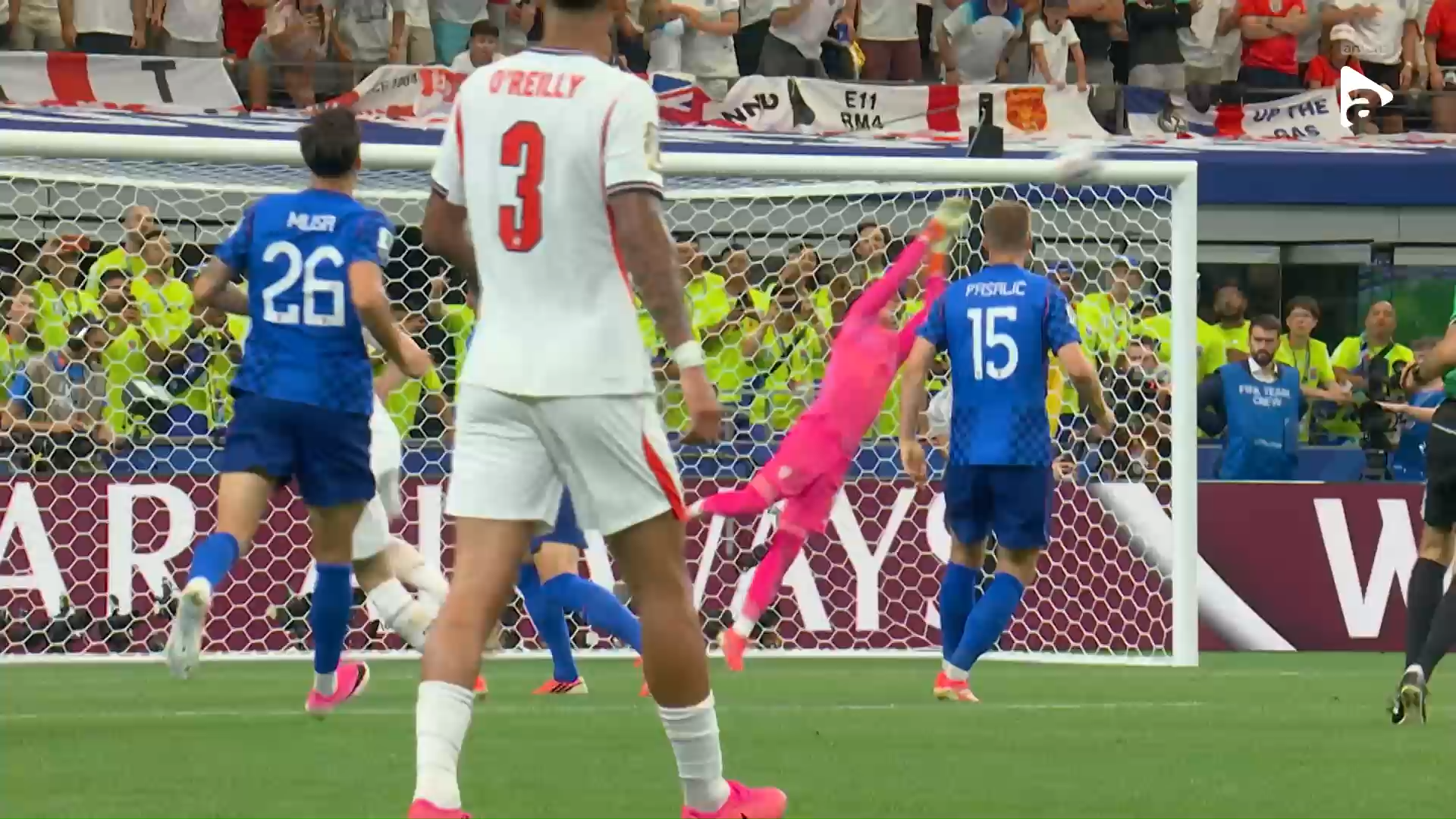 Șutul lui Declan Rice este respins de Dominik Livakovic | Anglia - Croația