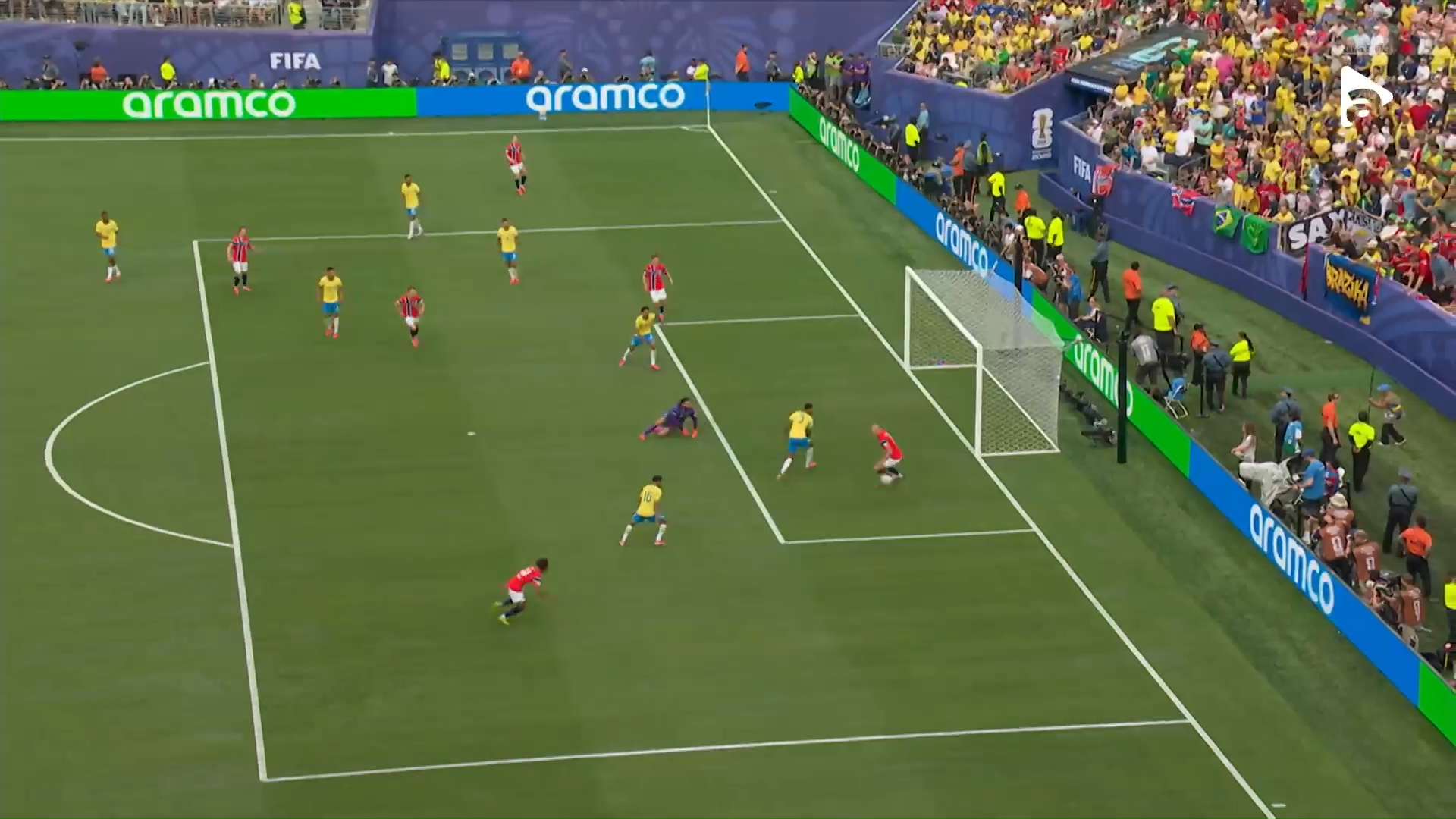 Andreas Schjelderup pătrunde în careu, însă Alisson Becker respinge din fața lui Erling Haaland | Brazilia - Norvegia